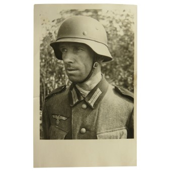 Усталый сапер Вермахта в шлеме с резиновым обручем для крепления камуфляжа.  Восточный Фронт. Espenlaub militaria